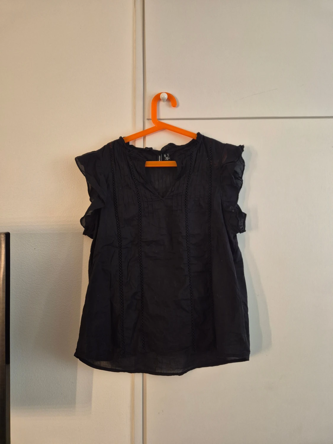 Svart blus med detaljer  - 2