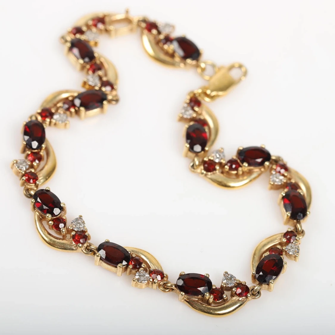 ARMBAND, förgyllt silver med granater och vita stenar. - 2