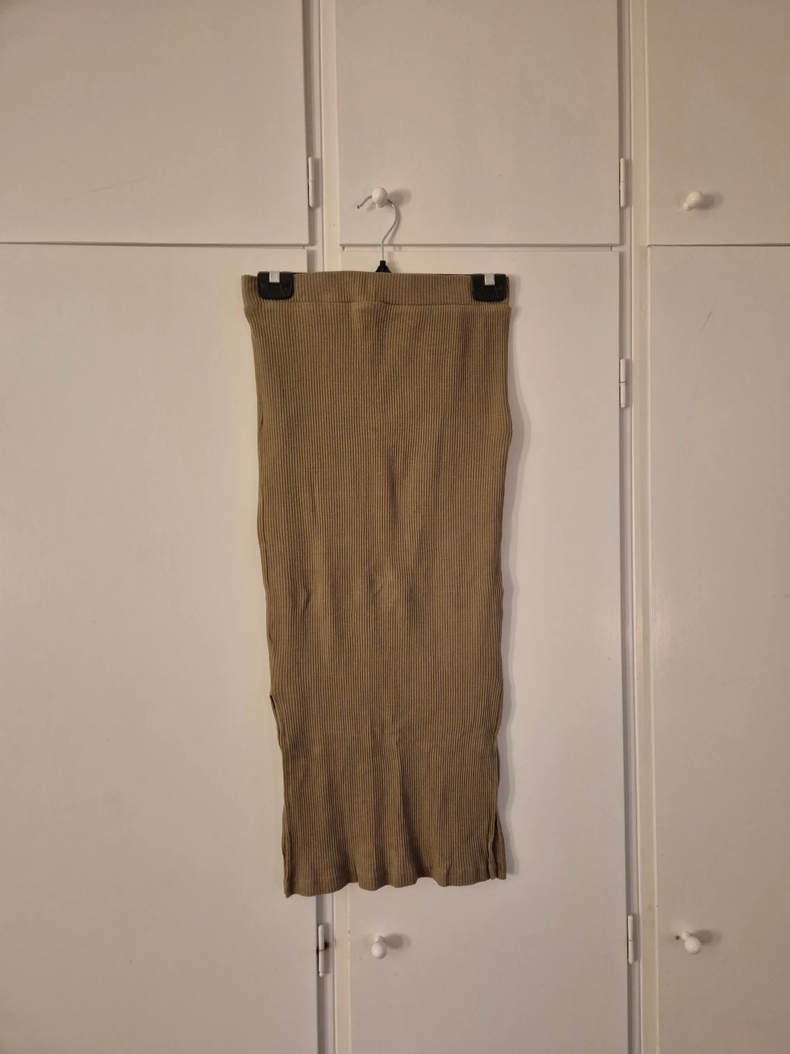 Beige ribbad långkjol med slits  - 2