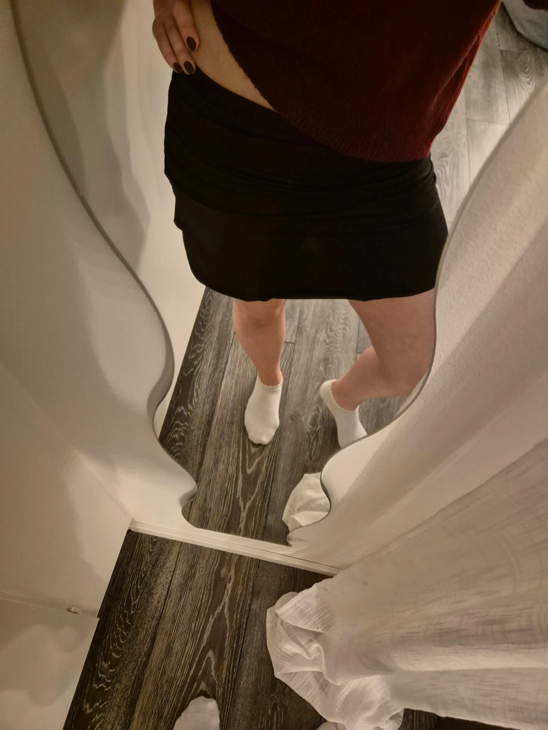 Svart kortkjol med insydda shorts - 1