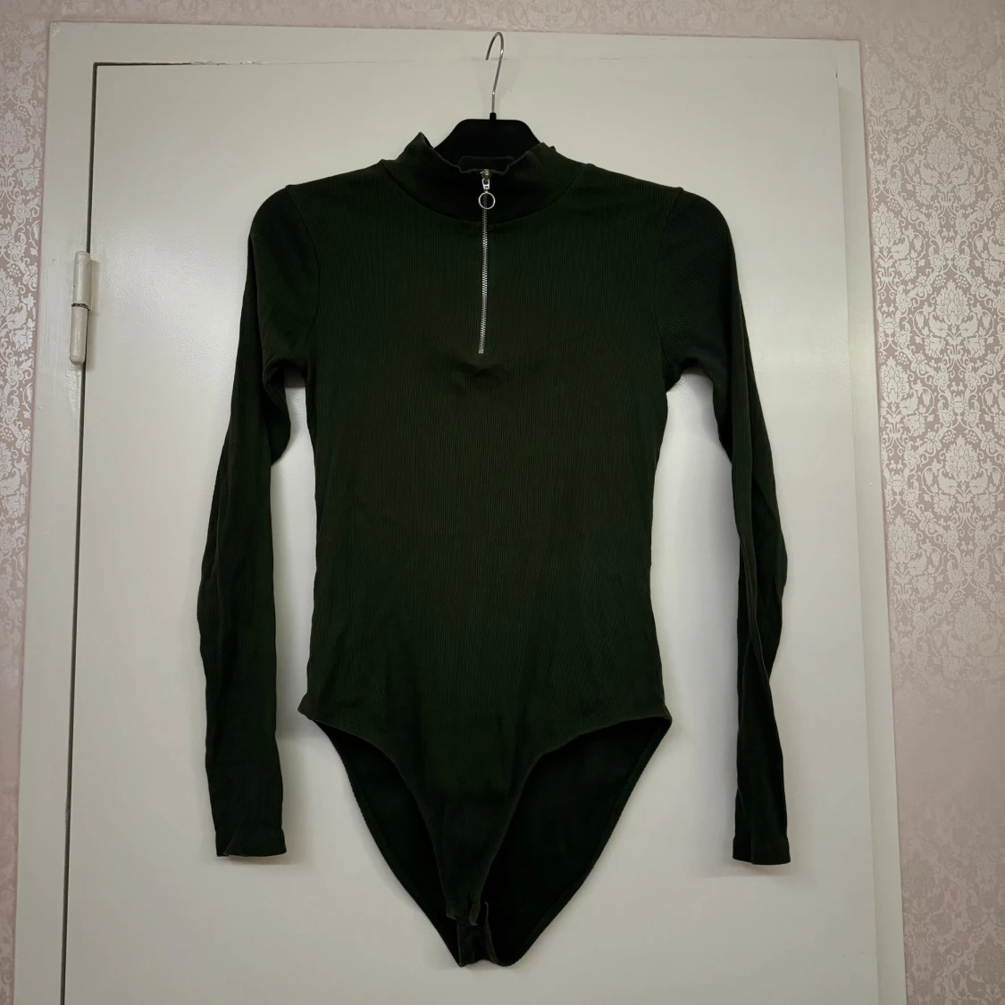 Mörkgrön ribbad bodysuit - 1