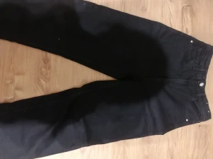 Svarta raka jeans - Svarta jeans med klassisk femficksdesign och raka ben. Jeansen har normal passform och är sydda i ett robust denimtyg. Perfekta för dig som gillar en enkel och stilren look. Är endast använda 2 gånger. De är stl 14+, passar mig som har xs. De är även lite  lång för mig som är 160cm.
