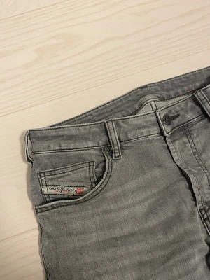 Diesel jeans  - Säljer dessa diesel jeans i jättebra skick. Pris går att diskutera, storlek 29/32 slim fit!