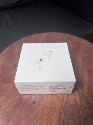 AirPods Pro (2nd generation) MagSafe USB-C - Helt nya AirPods Pro (2nd generation) med MagSafe-laddningsetui (USB-C). Produkten är obruten i originalförpackning, perfekt skick. Aktiv brusreducering, transparensläge och lång batteritid. Passar iPhone, iPad och Mac. Perfekt för musik, samtal och träning.