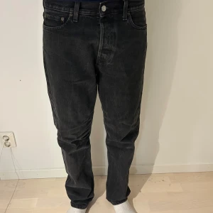 Weekday svarta jeans straight fit - Svarta  jeans med klassisk rak passform och femficksdesign. Jeansen har en något tvättad look och är tillverkade i robust denim. Perfekta för dig som gillar en tidlös och avslappnad stil.