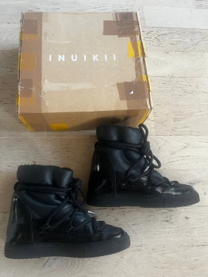 INUIKII skor dam storlek 39 - Säljer ett par riktigt varma och snygga skor perfekt till vintern, nypris ligger runt 4000kr säljer mina för endast 1799kr de är i riktigt fint skick, inga skador överhuvudtaget endast smuts.