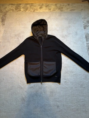 Cardigan jacka  - Säljer nu denna svarta cardigan i storlek M, jackan har ett lite hål uppe vid axeln därför lågt pris. För frågor är det bara att höra av sig🙌