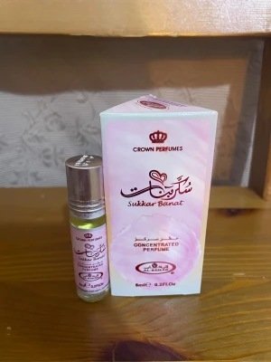 Sukkar Banat koncentrerad parfym 6ml - Sukkar Banat från Crown Perfumes är en koncentrerad parfymolja i smidig 6ml roll-on. Perfekt att ta med i väskan för en snabb uppfräschning när som helst.