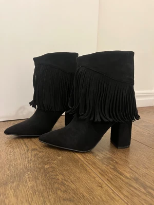 Boots med fransar - så gaaalet snygga klackar med fransar!!❤️‍🔥❤️‍🔥🤩🤩 storlek 37💞💞 