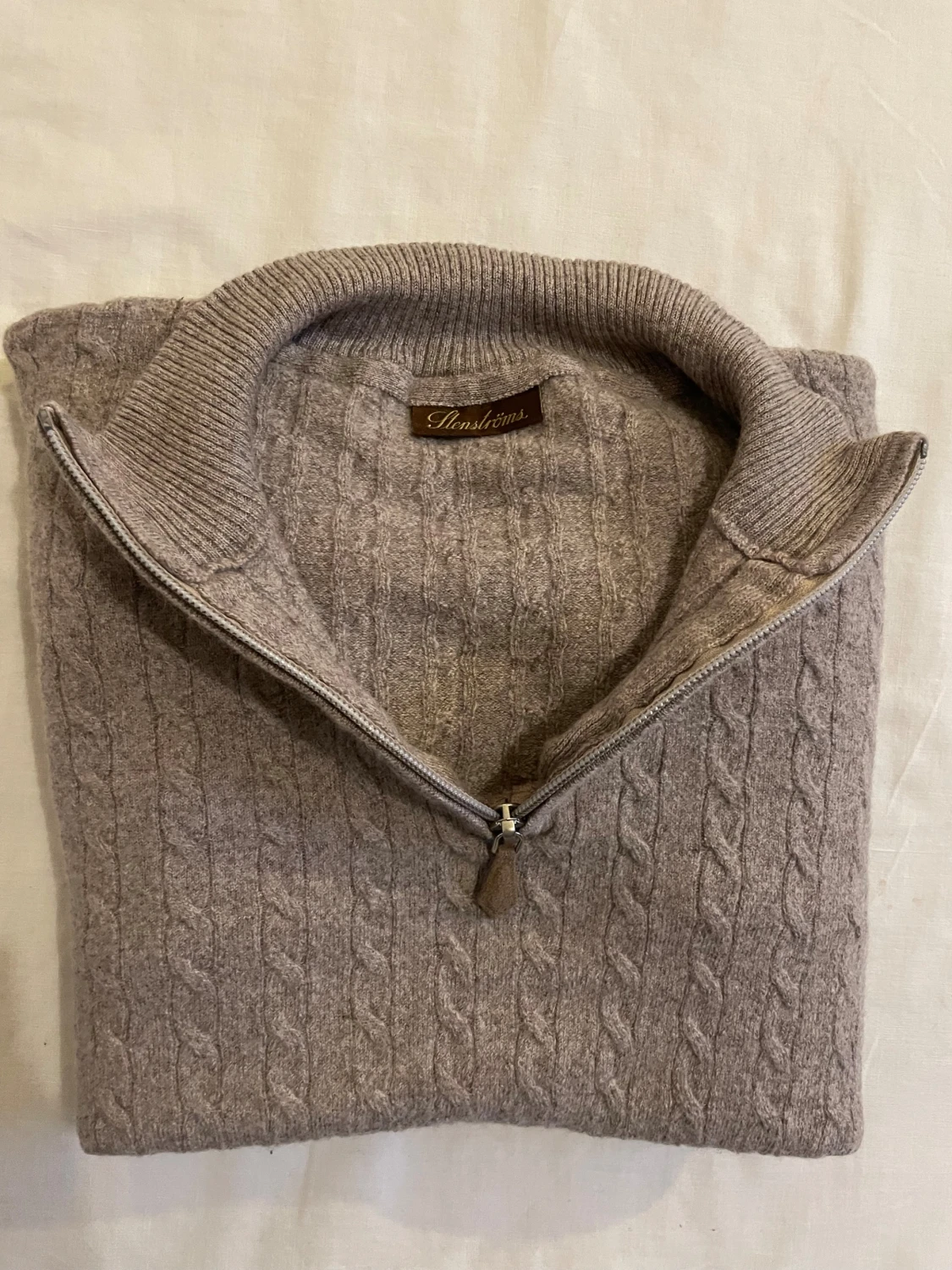 Beige kabelstickad half zip från Stenströms