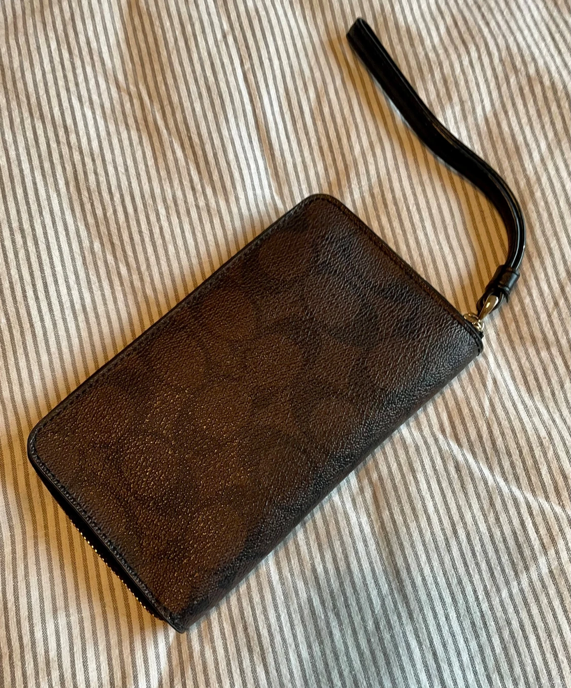 Svart plånbok med handledsrem från Coach - 2