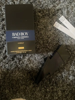 Bad Boy Cobalt Elixir 50ml - Bad Boy Cobalt Elixir från Carolina Herrera. 50 ml Eau de Parfum Elixir Natural Spray. Snygg och unik flaska som sticker ut i samlingen. Perfekt för dig som vill ha något annorlunda och trendigt. Runt 10ml är slut men allt är annars nästan i nyskick, köpt på nk förra julen hör av er vid funderingar!