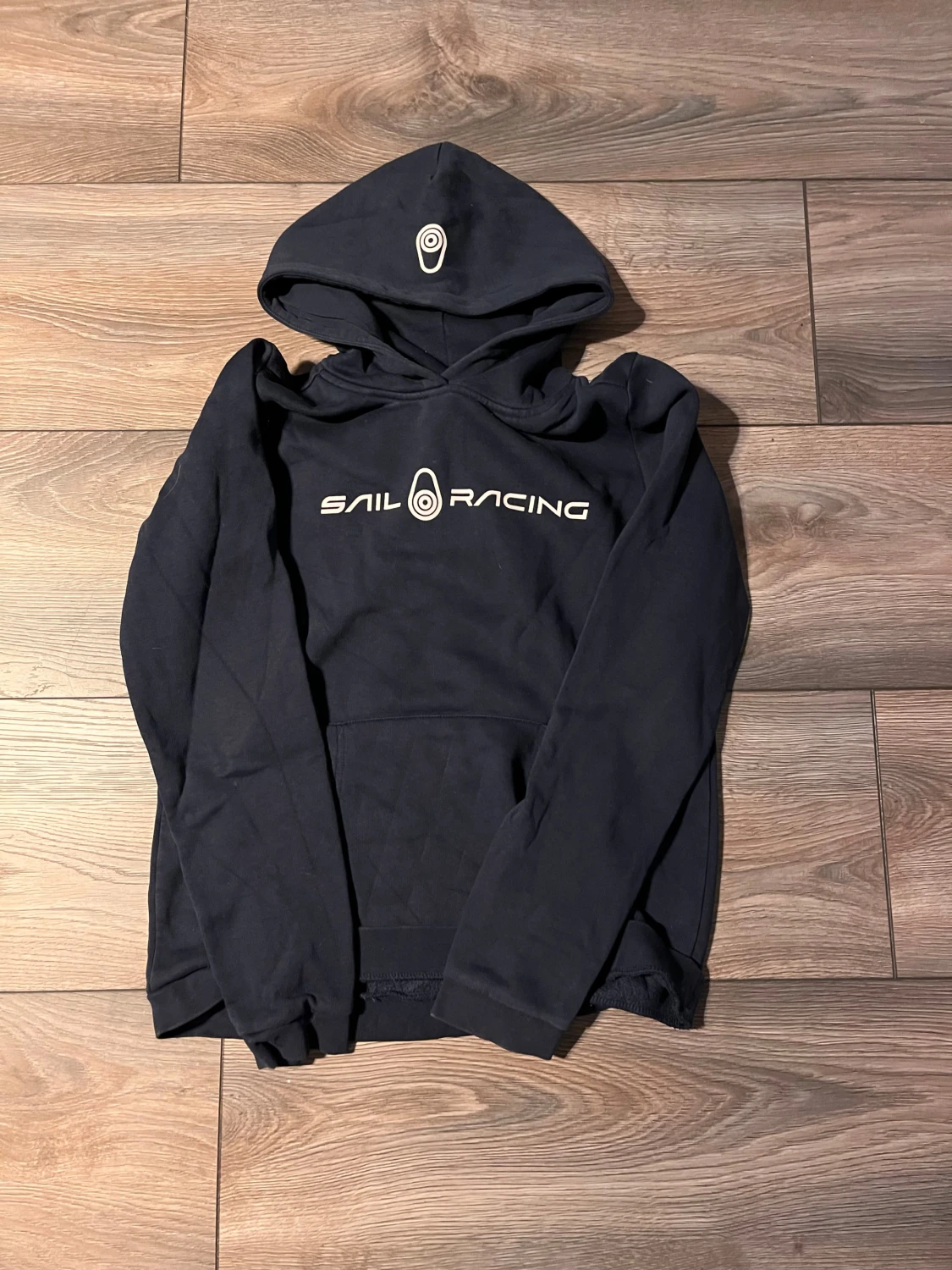 Mörkblå Sail Racing hoodie med tryck