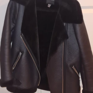 Svart jacka/kappa - Svart superskön och snygg jacka i nyskick
