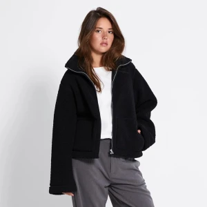 Svart teddyjacka med dragkedja - Säljer min svarta jacka från lager 157 då den är liiite för kort i armarna, använd några gånger men knappast tecken på användning 💕