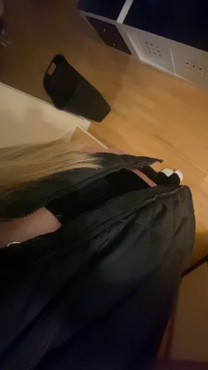 Svart quiltad dunväst med dragkedja - Snygg svart dunväst med quiltat mönster och dragkedja framtill. Västen har en klassisk passform och är perfekt att slänga över en hoodie eller tröja. Enkel och stilren design som funkar till många outfits.