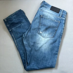 Blå Archive jeans med original slitningar från Tiger of Sweden - Blå Archive jeans med original slitningar från Tiger of Sweden