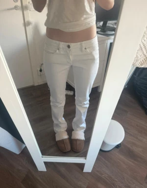 Vita straight jeans från Acne Str XS - Snygga vita jeans från Acne med raka ben och låg midja. Nedtill är dom lite slitna och dom har en liten fläck och man kan se de på bilderna. Annars är dem super snygga💕