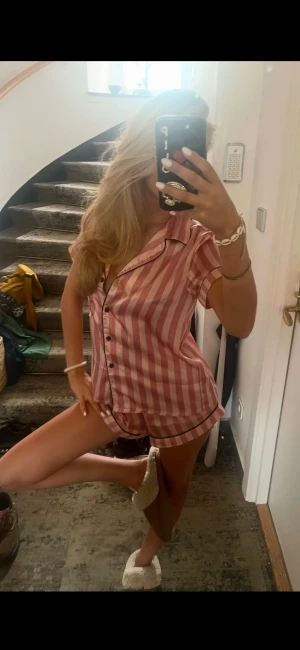 Gullig pyjamas - Super söt pyjamas🩷både topp och shorts storlek xs