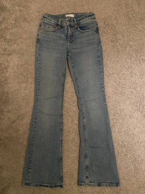 Bootcut jeans Gina tricot - Blåa bootcut jeans från Gina Tricot i storleken 32 med låg midja. Jeansen är i modellen perfect jeans petite, alltså lite kortare. Använda enbart några fåtal gånger och absolut inga tecken på användning. Ordinarie pris är 500 kr. Frakt tillkommer☺️🥰🌸