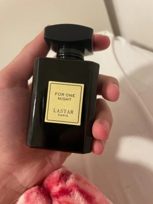 Lastar For One Night parfym - Stilren parfym från Lastar Paris med namnet For One Night. Perfekt för dig som vill sticka ut och addera en exklusiv touch till din stil. Flaskans design är modern och passar in i varje samling. Den är fullt 