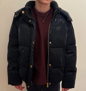 Marinblå pufferjacka från Scotch & Soda - Snygg marinblå pufferjacka från Scotch & Soda med glansig finish och avtagbar huva. Nypris cirka 3300kr. Knappt använd. Säljs nu för 700kr. 