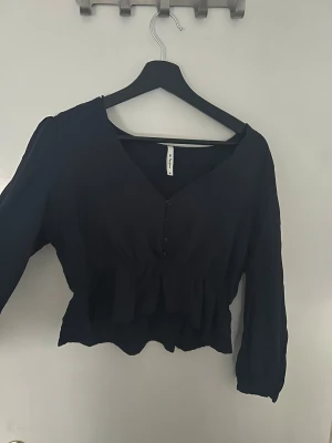 Blus med volanger - Croppad marinblå blus med volanger 