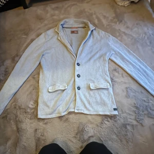 Emilio Adani kofta - Väldigt fint skick på koftan, det är fiskbens material på tröja vilket är väldigt lyxigt och fint. Tveka inte på att ställa frågor. 🤝