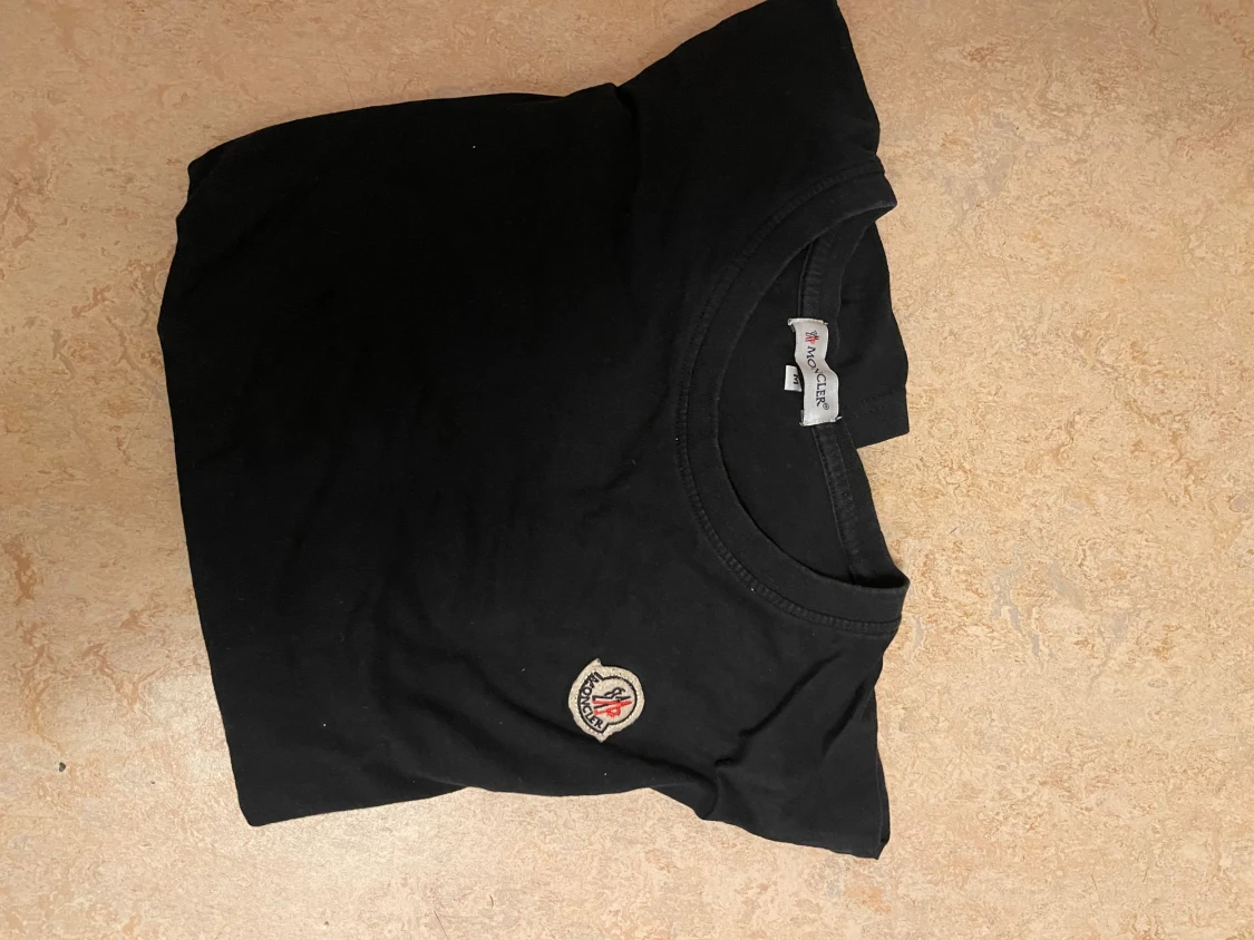 Svart Moncler t-shirt med logga