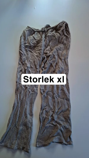 Linnebyxor - Ett par linnebyxor från New Yorker, använda flitigt men i fint skick! Storlek XL och är många i benen för mig som är 167cm lång. Första bilden är den rättvisa färgen på byxorna. Postar samma dag som köp sker ❤️ djur och rökfritt hem ❤️