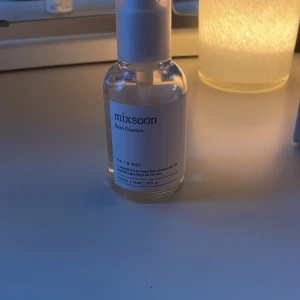 Mixsoon Bean Essence 50ml - Priset kan diskuteras!                Mixsoon Bean Essence är en genomskinlig ansiktsessens i glasflaska med pump. Produkten är 50 ml och kommer i en minimalistisk vit förpackning. Perfekt för dig som gillar koreansk hudvård och vill ha en återfuktande och lugnande essence i din rutin.