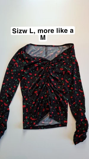 Tröja - En fin tröja med körsbär på, de står storlek Large men är mer som en Medium. Materialet är typ liknande som träningskläder kan vara? De är risår nere vid ärmarna och i mitten av tröjan. Jag postar samma dag som köp sker ❤️ djur och rökfritt hem ❤️