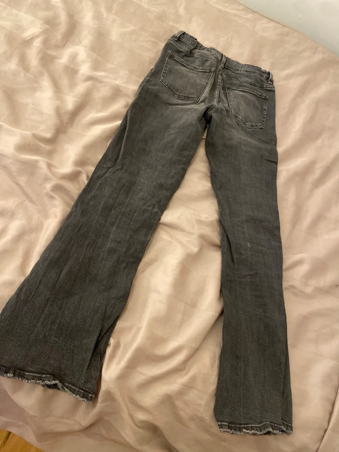 Grå bootcut jeans från Gina Tricot - 1