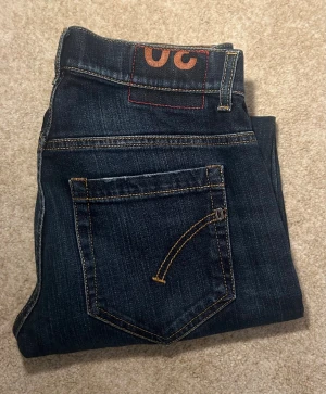 Dondup jeans, George - Snygga mörkblå jeans från Dondup i modellen george. Slim passform och raka ben. Skick: 9/10 Nypris: 4000 kr Säljs för: 699 kr. Tveka inte att skriva vid frågor!