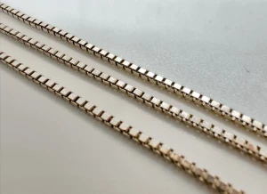 Halskedja Venezia, längd: 38,5cm, bredd: 1,5mm, tillv: Balestra, 925 silver, Vikt: 4g - Snyggt halsband med boxlänk i äkta silver. Kedjan har en klassisk fyrkantig design och är stämplad med 'Sterling'. Perfekt för dig som gillar stilrena och tidlösa smycken. Låset är ett robust fjäderlås som håller halsbandet säkert på plats.