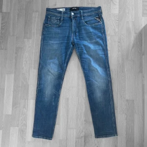 Replay Anbass Jeans - Säljer en par sjukt feta Replay Anbass jeans i storleken 32/32. Jeansen har en liten lagning under grenen men inte som syns vid användning, förutom det är de i bra skick och hör gärna av er vid frågor eller funderingar!!