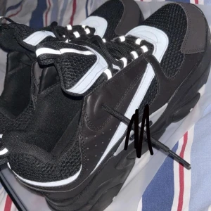 Svarta D B22 helt nya - Ett par helt nya D B22 i storlek 42! Först till kvarn