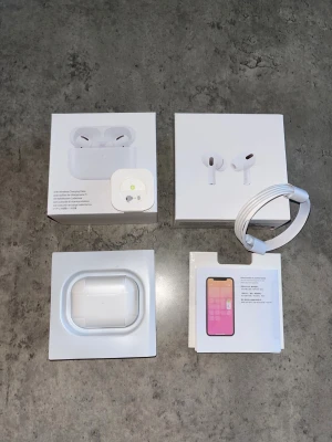 AirPods Pro - Säljer ett par AirPods Pro med originalförpackning, laddningskabel och manual. Allt ser komplett ut och i mycket gott skick, inga synliga repor eller skador. Perfekt för dig som vill ha aktiv brusreducering och trådlös laddning. Levereras med alla tillbehör.