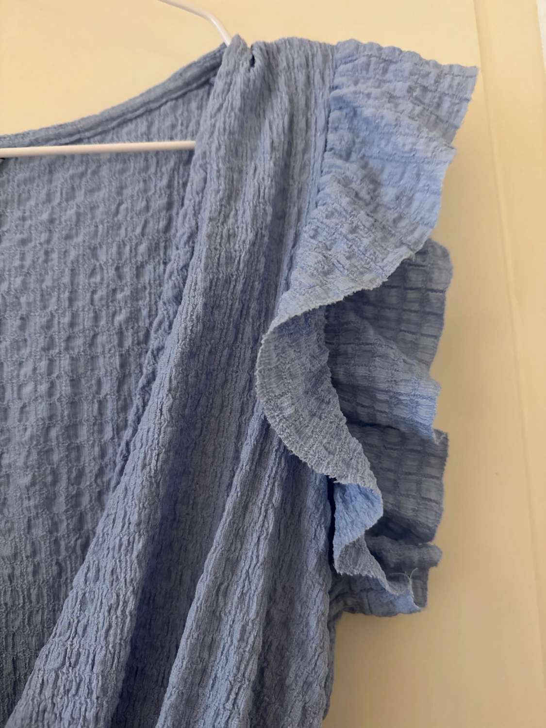 Blå omlottopp med volang från Monki - 3