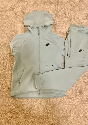 Nike tech fleece S/M - Nike Tech Fleece tracksuit baby blue. Hoodie är storlek S och byxorna är M. Perfekt för chill eller träning, snygg och enkel stil. byxorna har en liten defekt baksidan av högra delen, men inget som sticks ut. 