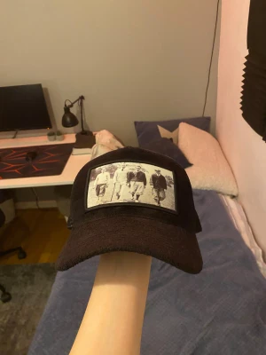 Svart keps med vintage foto - Säljer en keps med  riktigt bra skick skön passform och perfekt för soliga dagar.
