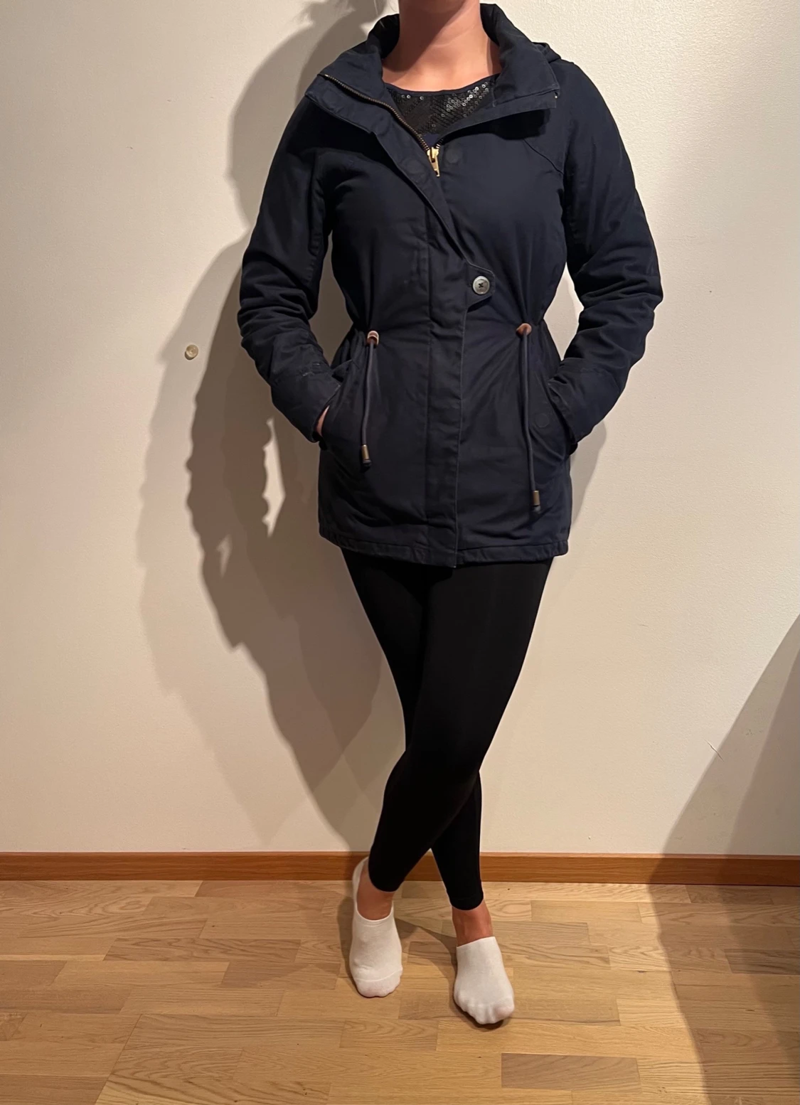 Marinblå jacka, Elvine.