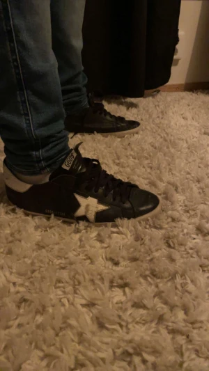 Svarta golden goose - Säljer nu mera mina golden goose. Ingen box tyvärr men dom är äkta.