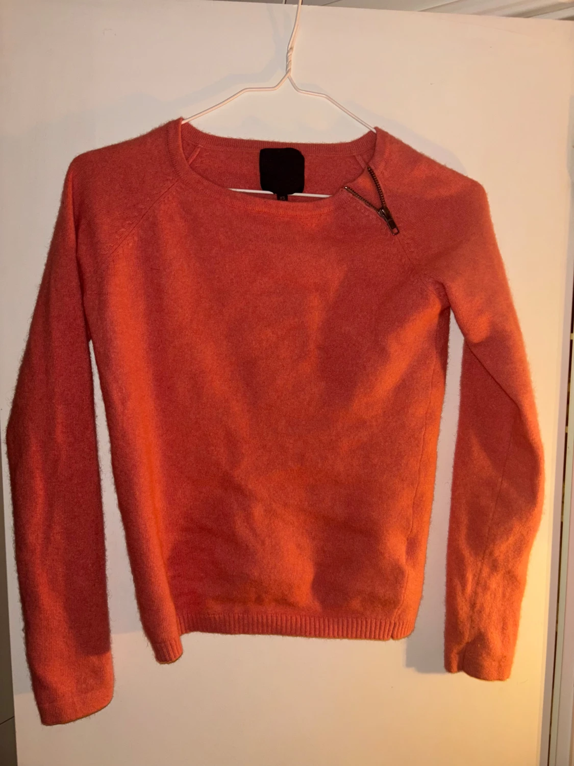 Coral färgad stickad tröja med dragkedja