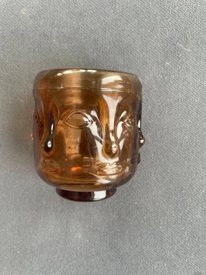 Ljuslykta retro - En söt liten ljuskykta med retro-stil. Små slitningar men jag tycker det ser snyggt ut. Säljer på grund av flytt