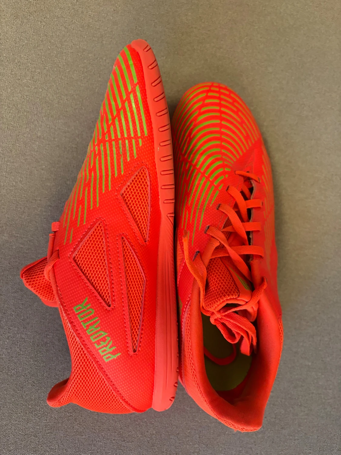 Adidas Predator röda fotbollsskor