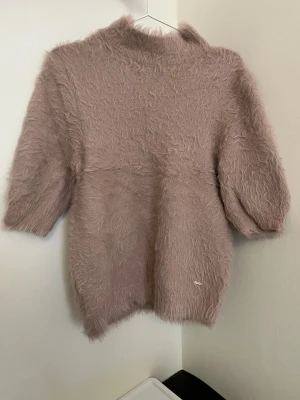 Trekvartsärmad stickad tröja - Fluffig Trekvartsärmad tröja från märket Holly&Whyte från Lindex. Nyskick utan prislapp. 