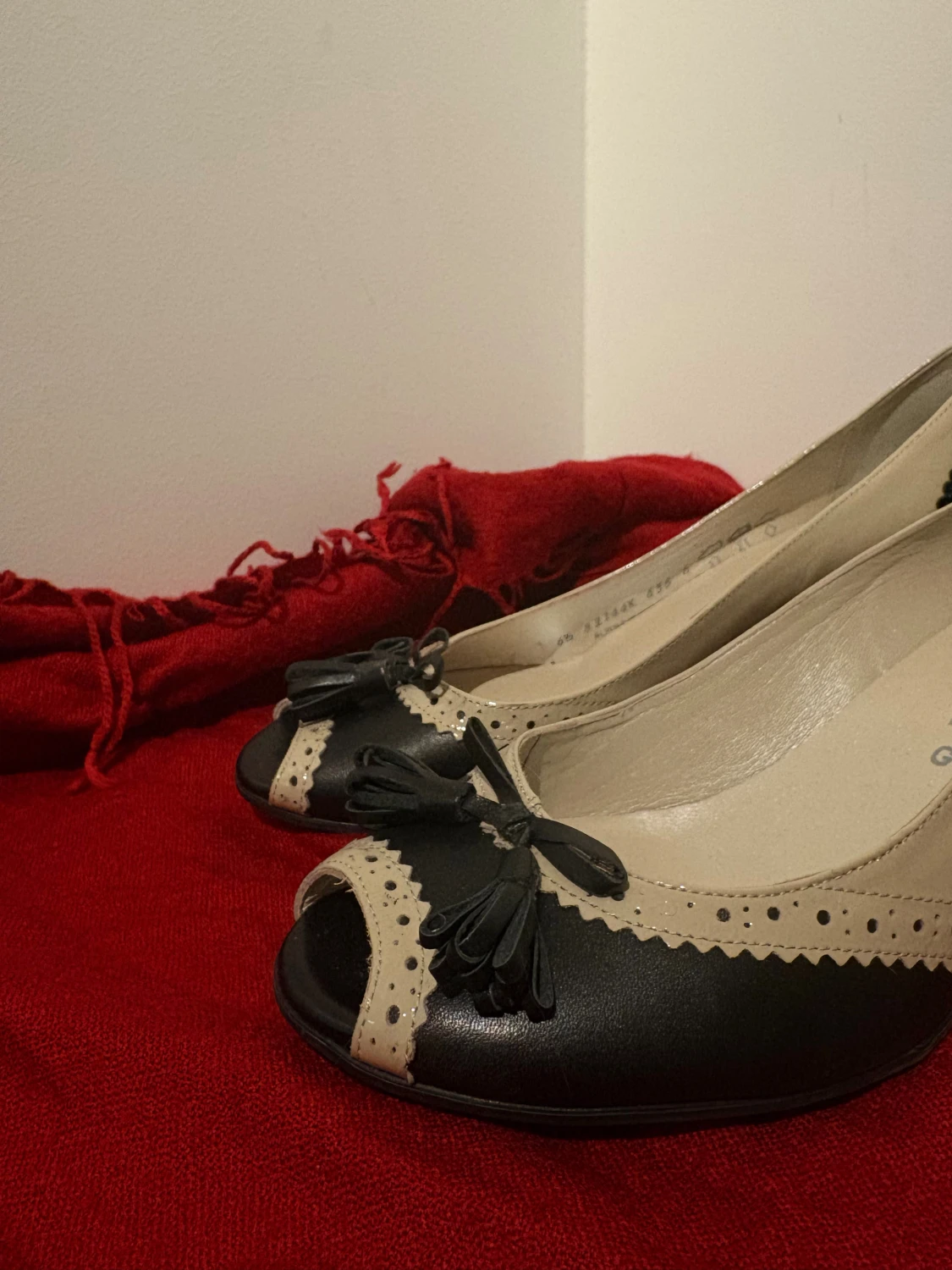 Beige och svarta pumps från Alpina