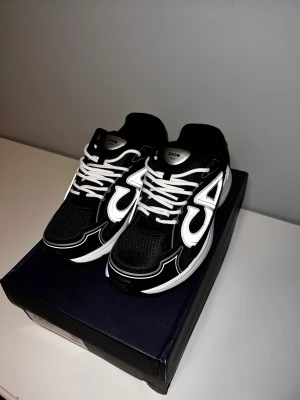 Dior b30 svart/vit - Helt nya dior b30 i svart vit färg. Jättefina skor med fin färg passar till fräscha kläder. Strorlek 42