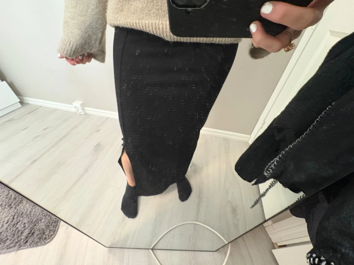 Svart långkjol med slits